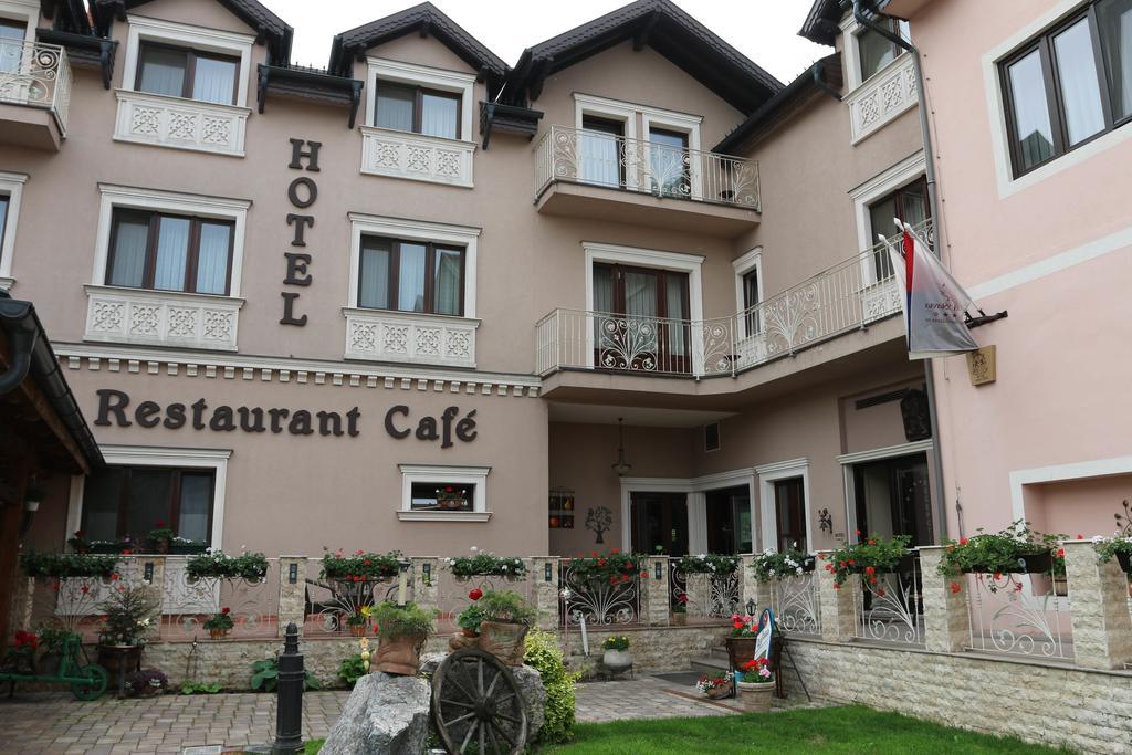 Hotel Slavia Salonta Buitenkant foto