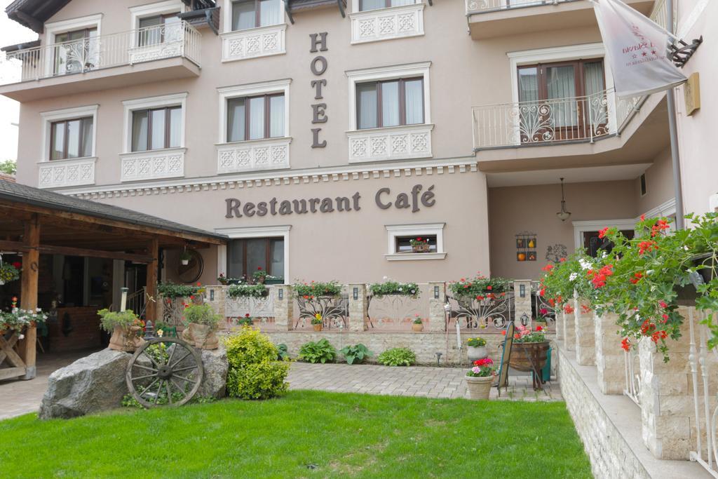 Hotel Slavia Salonta Buitenkant foto