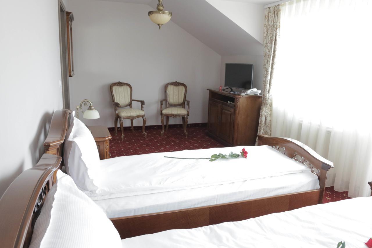 Hotel Slavia Salonta Buitenkant foto