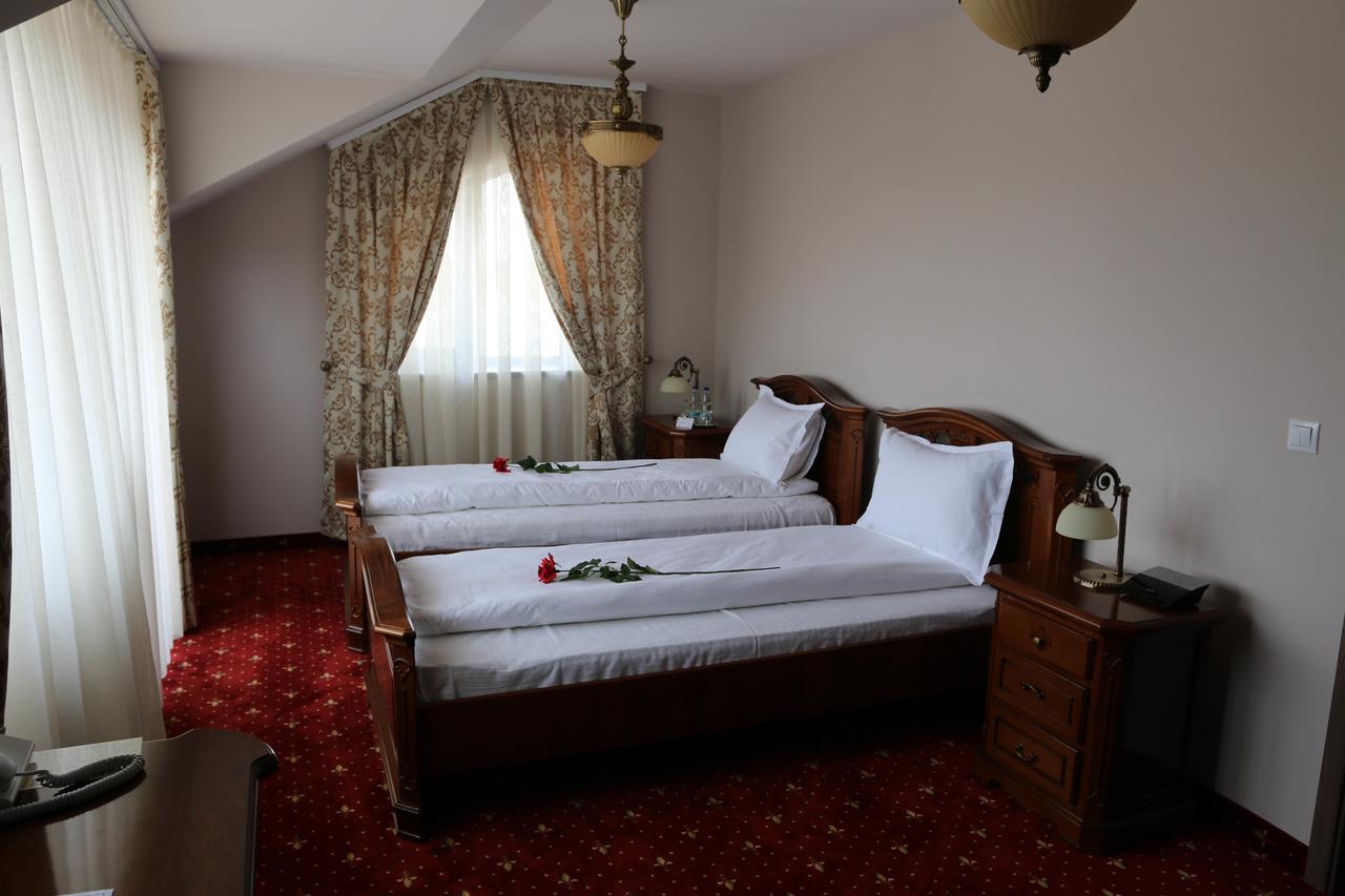 Hotel Slavia Salonta Buitenkant foto