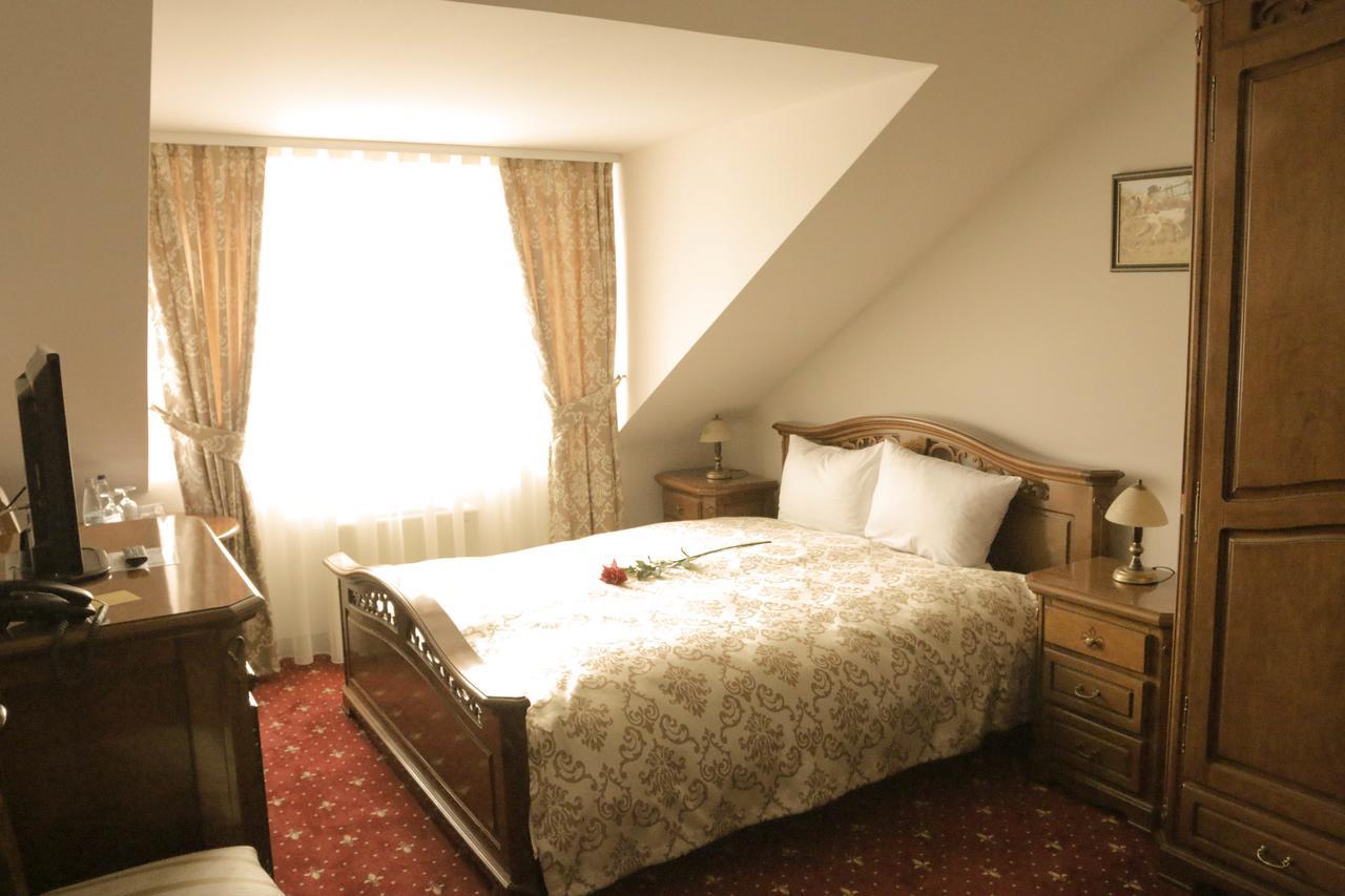 Hotel Slavia Salonta Buitenkant foto