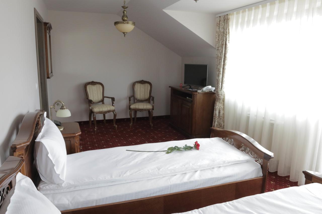 Hotel Slavia Salonta Buitenkant foto
